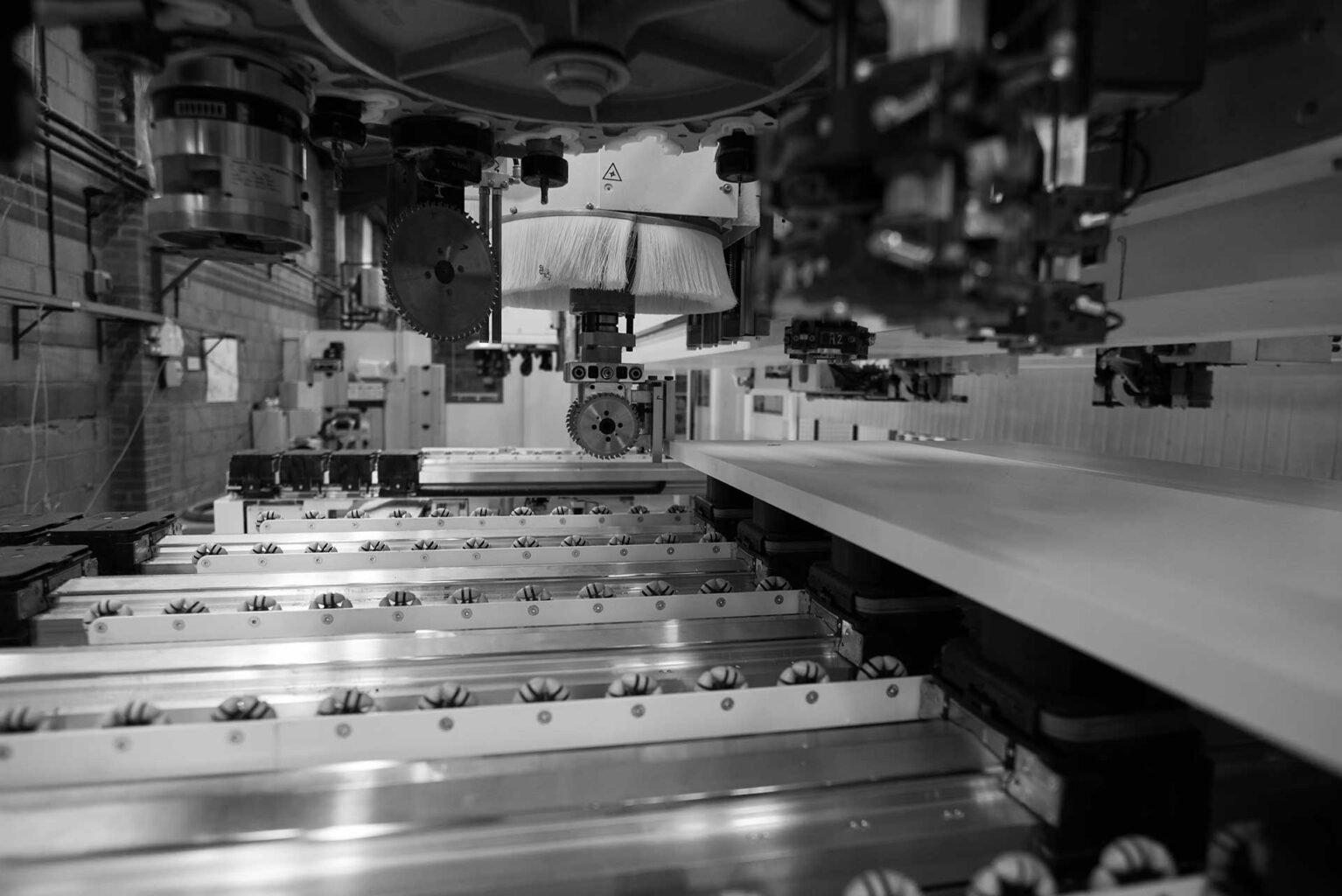 Panel cutting machinery with saws